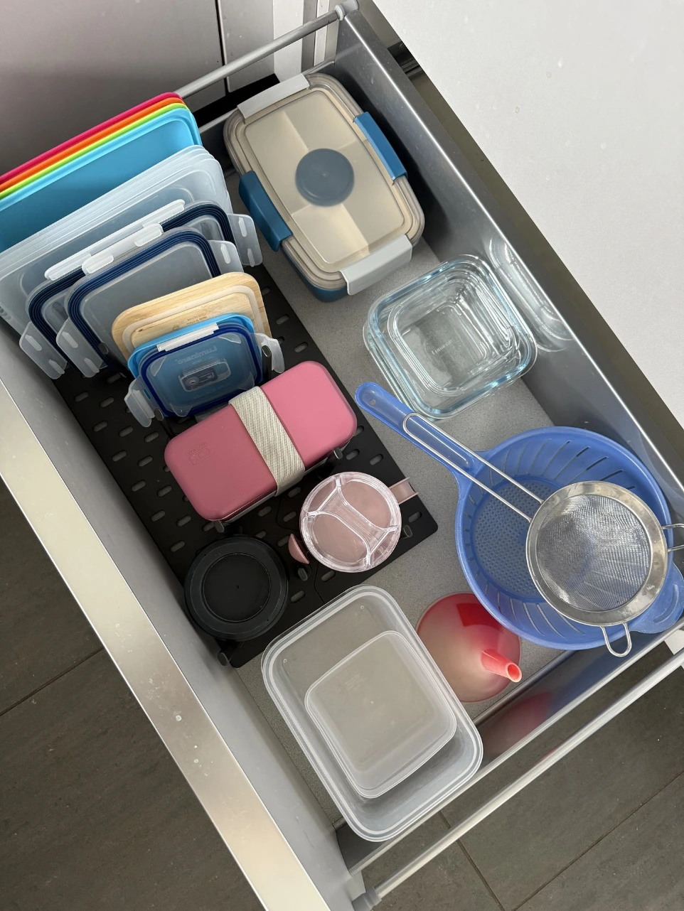 Espace de rangement réorganisé pour un quotidien plus simple et fonctionnel