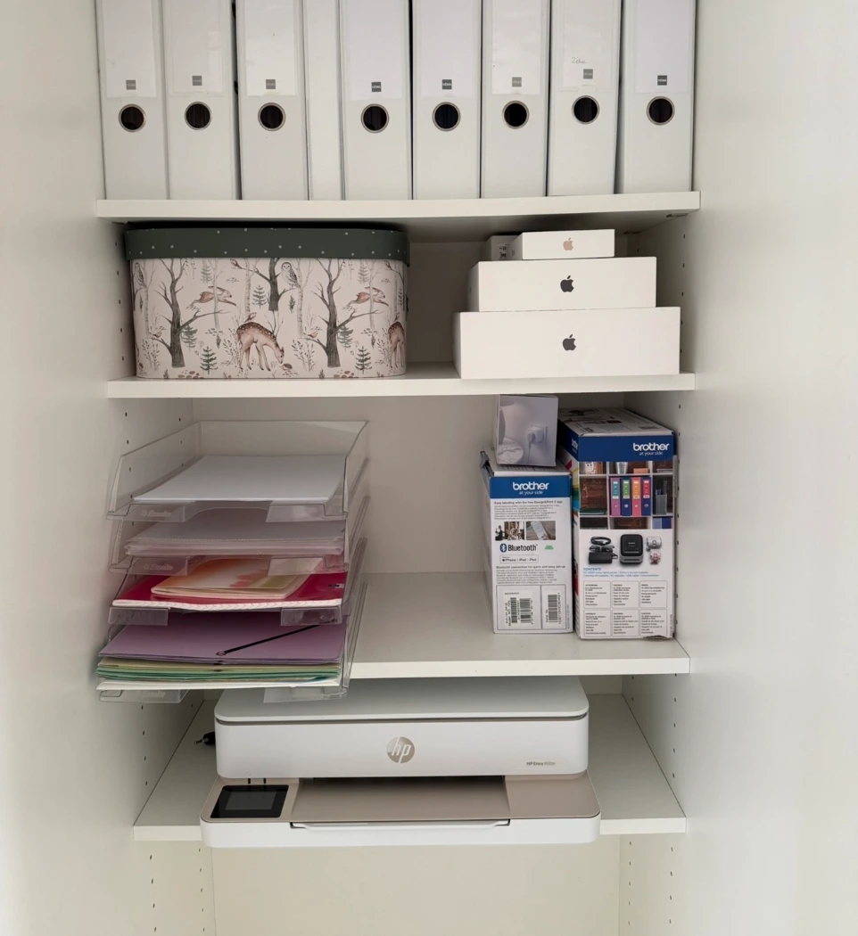 Placard ou zone de rangement organisée de manière simple et durable